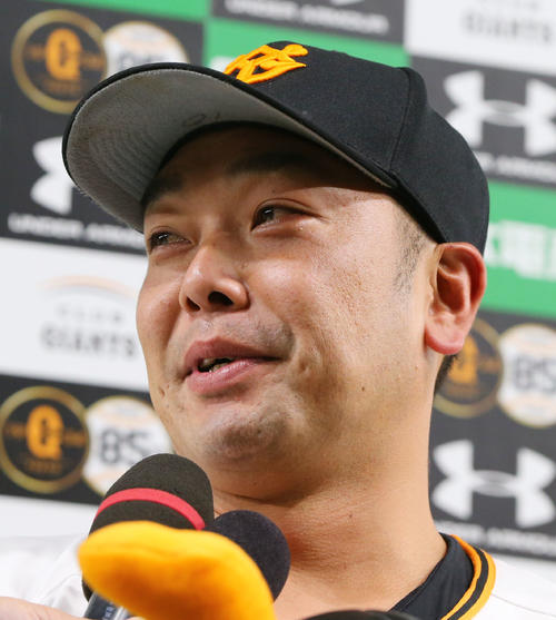 巨人対中日　ヒーローインタビューで目を潤ませながら、笑顔で答える巨人阿部（撮影・垰建太）