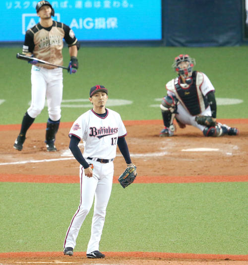 9回表日本ハム無死一、二塁、増井浩俊（手前）は大田泰示に同点中越え3点本塁打を浴びる（撮影・上山淳一）