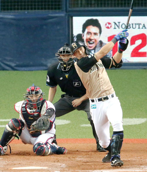 9回表日本ハム無死一、二塁、大田は中越え3点本塁打を放つ（撮影・上山淳一）