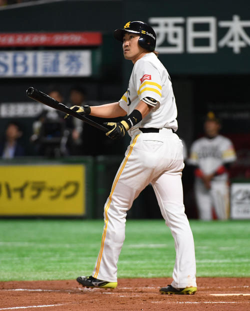 5回裏ソフトバンク無死、内川は左越えにソロ本塁打を放つ（撮影・今浪浩三）