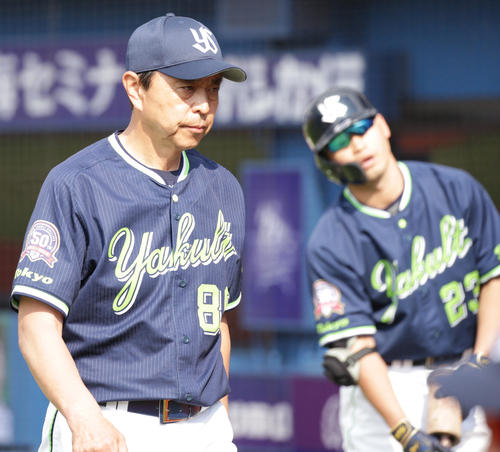 DeNA対ヤクルト　選手交代を告げるヤクルト小川監督。右は青木（撮影・中島郁夫）