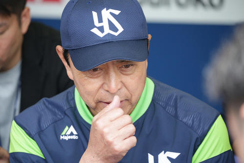 DeNA対ヤクルト　試合前の囲み会見をするヤクルト小川監督（撮影・中島郁夫）