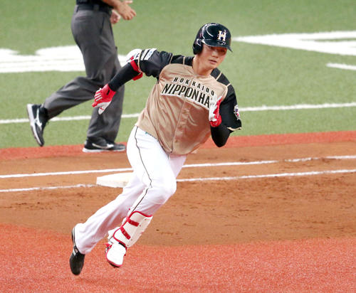 8回表日本ハム2死、清宮は左中間に二塁打を放ち二塁に向かう（撮影・上山淳一）