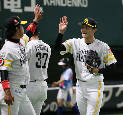 9回、好投した高橋純平はナインとハイタッチ（撮影・栗木一考）