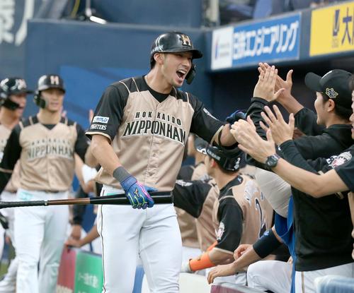 オリックス対日本ハム　9回表日本ハム無死一、二塁、左越え3点本塁打放ちナインに出迎えられる大田（撮影・黒川智章）