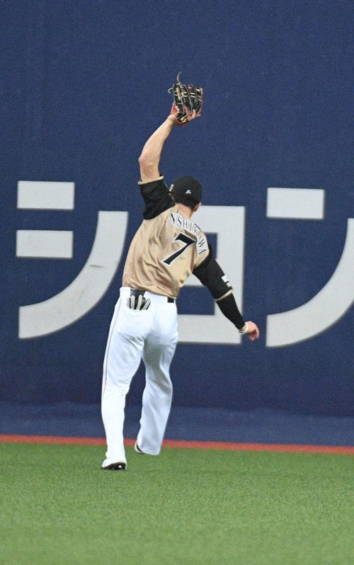 オリックス対日本ハム　12回裏オリックス2死一、二塁、山足達也の打球を好捕する西川遥輝（撮影・渦原淳）
