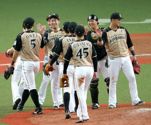 オリックス対日本ハム　12回裏オリックス2死一、二塁、秋吉（左から4人目）は山足を中飛に仕留めて引き分けに終わり、笑顔でハイタッチする（撮影・上山淳一）