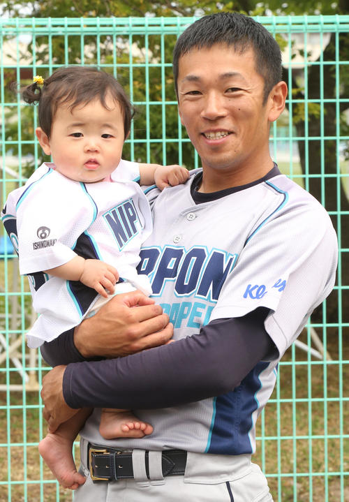 TDK対日本製紙石巻　試合後に、応援に訪れた9カ月の長女美羽ちゃんを抱き笑顔の日本製紙石巻・家古谷