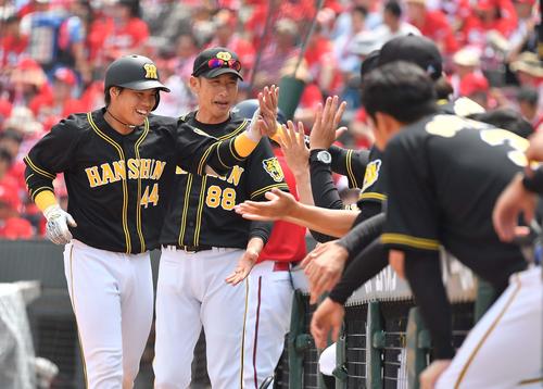 広島対阪神　2回裏阪神無死、中越え先制ソロ本塁打を放ちナインと笑顔でハイタッチする梅野。後方は矢野監督（撮影・上田博志）