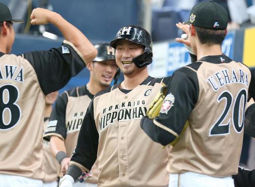 オリックス対日本ハム　4回表日本ハム2死満塁、左越え満塁本塁打を放ちナインに出迎えられる中田（撮影・黒川智章）