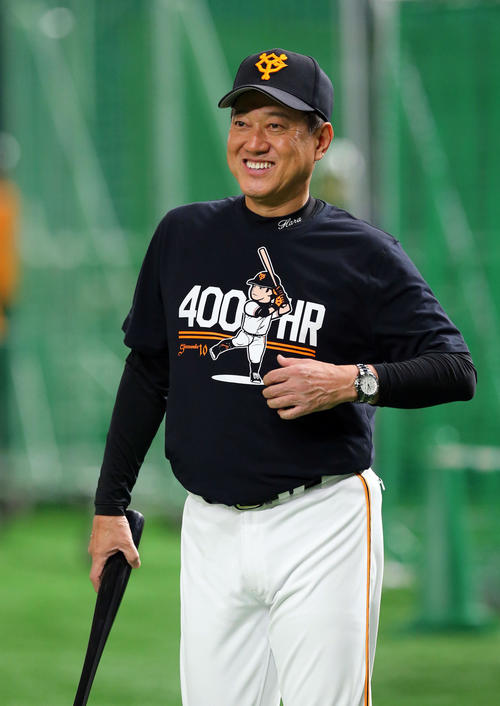 巨人対中日　試合前、巨人原監督は阿部の400号本塁打記念シャツを着て笑顔を見せる（撮影・垰建太）