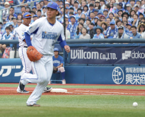 DeNA対ヤクルト　1回表ヤクルト1死一、二塁、バレンティンの打球を失策したロペス。右は先発の浜口（撮影・中島郁夫）