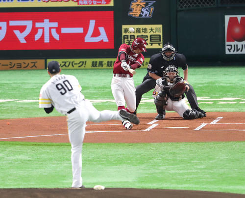 ソフトバンク対楽天　1回表楽天無死、茂木栄五郎は右中間に先制本塁打を放つ（撮影・梅根麻紀）
