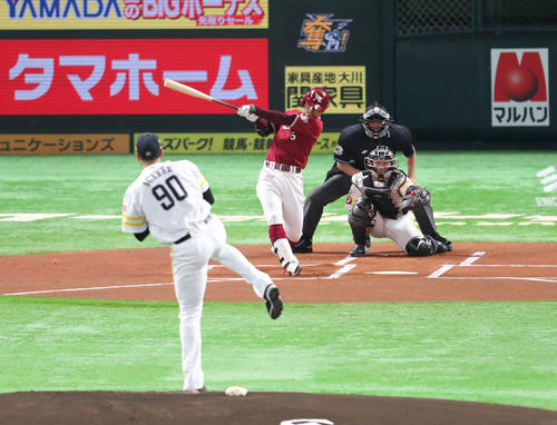 ソフトバンク対楽天　1回表楽天無死、茂木栄五郎は右中間に先制本塁打を放つ（撮影・梅根麻紀