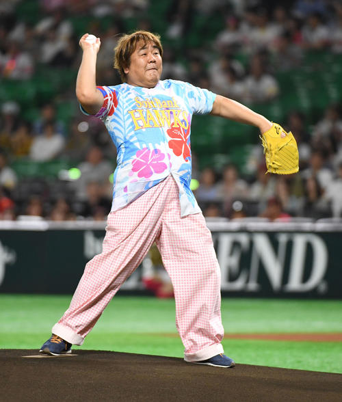 ソフトバンク対楽天　お笑いタレントの石塚英彦はセレモニアルピッチを務める（撮影・今浪浩三）