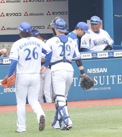DeNA対ヤクルト　1回表を終え3失点の浜口（手前左）に険しい表情を見せるラミレス監督（右端）（撮影・河野匠）
