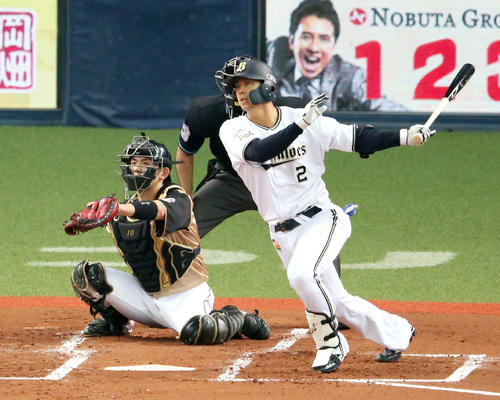 オリックス対日本ハム　1回裏オリックス2死一、三塁、白崎浩之は右前適時打を放つ（撮影・上山淳一）
