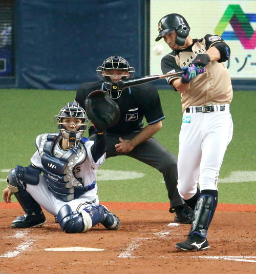 オリックス対日本ハム　3回表日本ハム無死一塁、大田泰示は同点の左越え2点本塁打を放つ（撮影・上山淳一）