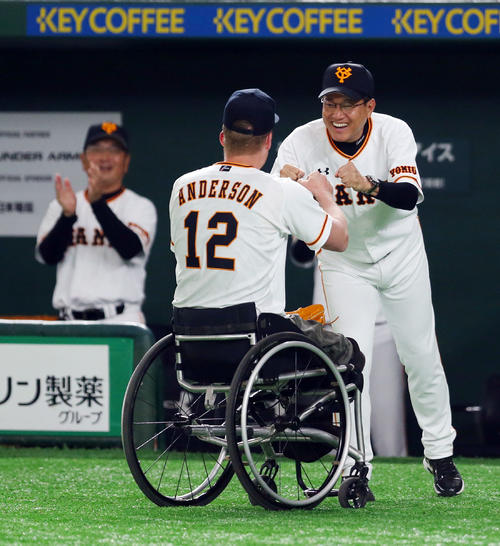 巨人対中日　始球式を務めたパトリック・アンダーソンをグータッチで出迎える巨人原監督（撮影・垰建太）
