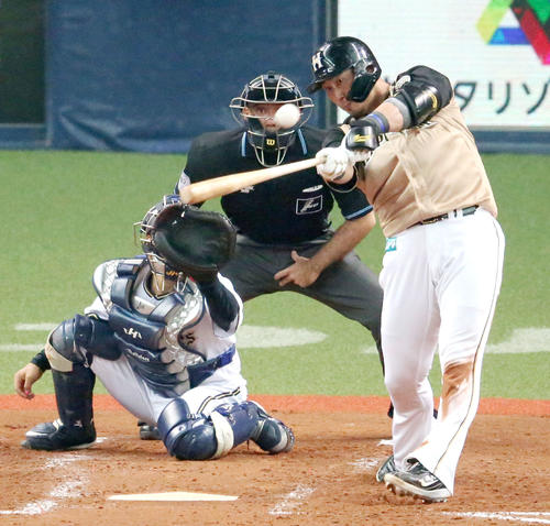 4回表日本ハム2死満塁、中田は左越え満塁本塁打を放つ（撮影・上山淳一）