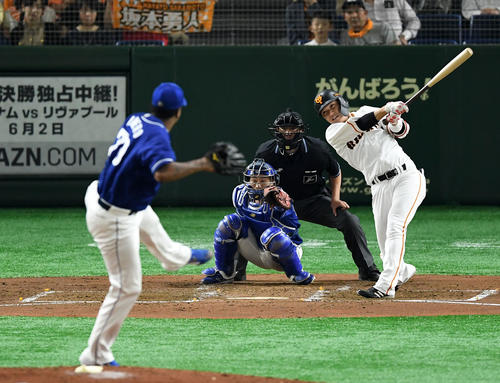 巨人対中日　3回裏巨人1死、右越え本塁打を放つ坂本勇（撮影・横山健太）