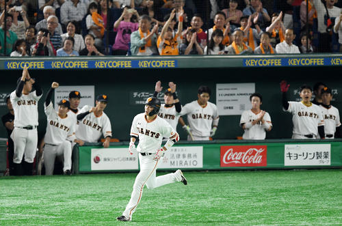 巨人対中日　3回裏巨人1死、右越え本塁打を放ち一塁をまわる坂本勇（撮影・横山健太）