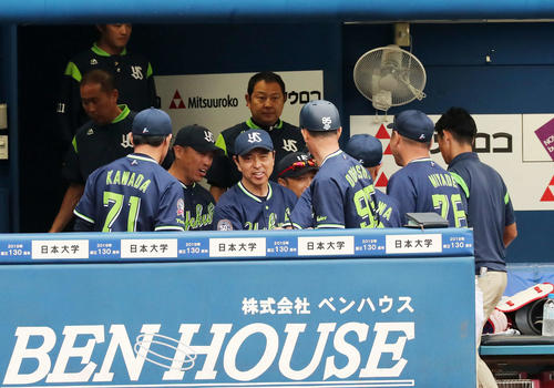DeNA対ヤクルト　試合に勝利し笑顔を見せるヤクルト小川監督（中央）（撮影・鈴木正人）