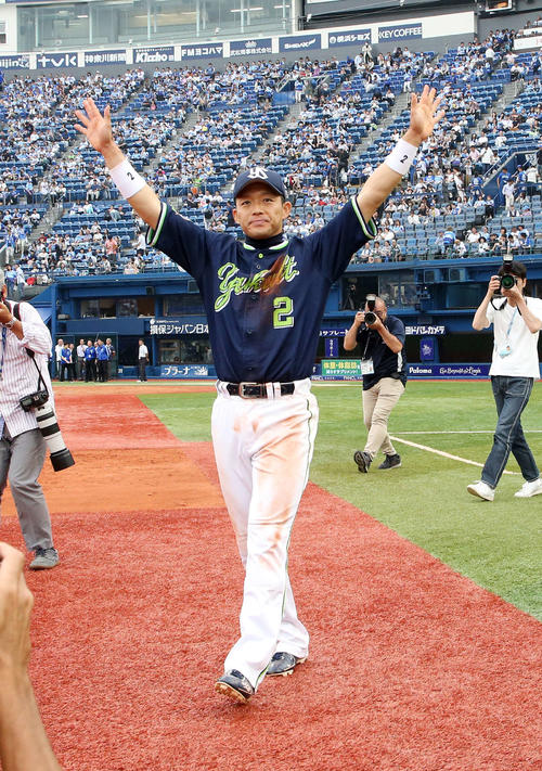 DeNA対ヤクルト　試合に勝利しファンに手を振るヤクルト大引（撮影・鈴木正人）