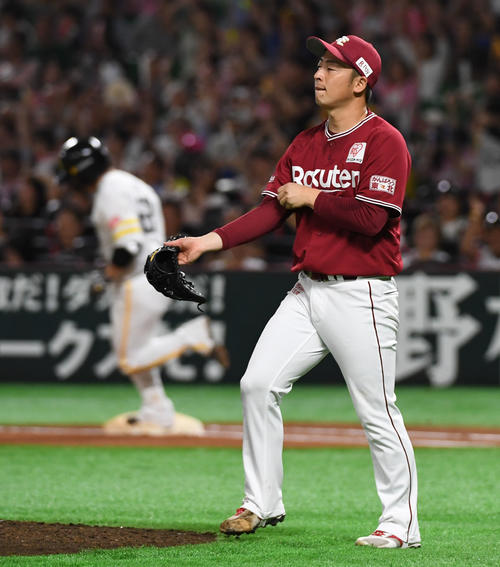 6回裏ソフトバンク1死、無安打に抑えていた先発の美馬は甲斐に左越えソロ本塁打を浴びる（撮影・今浪浩三）