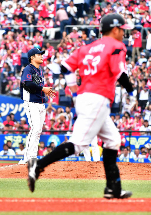 ロッテ対西武　4回裏ロッテ2死満塁、江村（右）に左越えへプロ初本塁打となる満塁弾を許す西武先発の松本航（撮影・小沢裕）　