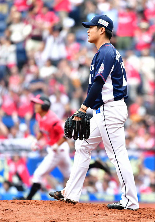 ロッテ対西武　3回裏ロッテ2死、荻野貴司（左）に左越えの先制ソロ本塁打を許す西武先発の松本航（撮影・小沢裕）　