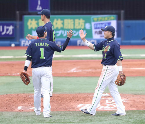 DeNA対ヤクルト　DeNAを下し、連敗を16で止めた大引（右）と山田哲はハイタッチを交わす（撮影・河野匠）
