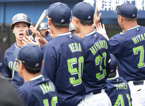 1回表ヤクルト2死満塁、大引の3点先制適時二塁打で生還しベンチの出迎えを受ける山田哲（左端）（撮影・中島郁夫）