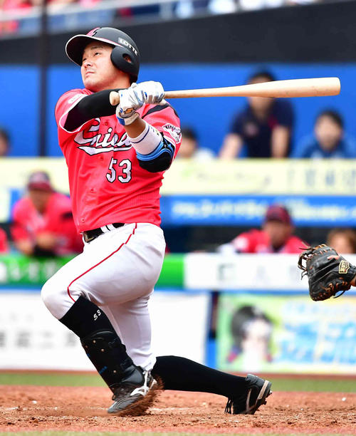 4回裏ロッテ2死満塁、江村は左越えにプロ初本塁打となる満塁弾を放つ（撮影・小沢裕）