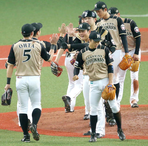 オリックスに勝利しハイタッチする日本ハムナイン（撮影・上山淳一）