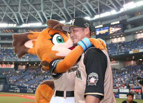 マスコットのポリーに祝福される中田（撮影・黒川智章）