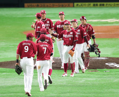 ソフトバンク対楽天　ソフトバンクに3連勝しハイタッチをかわす楽天ナイン（撮影・梅根麻紀）
