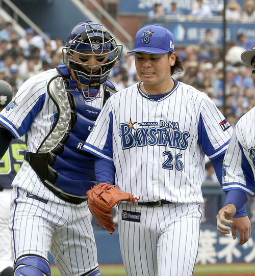 1回、ヤクルトに3点を先制され、ベンチに戻るDeNA・浜口（右）。この回で降板となる（共同）