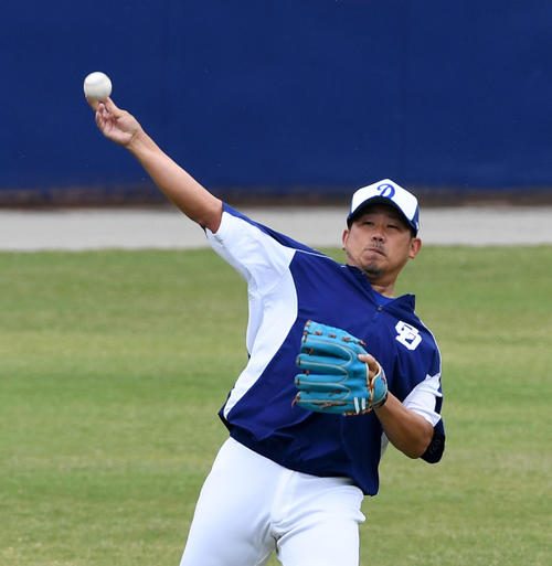 キャッチボールを行う松坂（撮影・前岡正明）