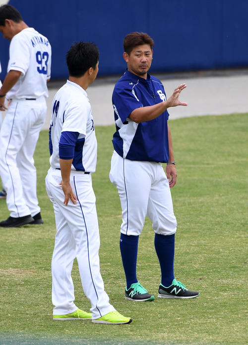 練習で吉見（左）と話す松坂（撮影・前岡正明）