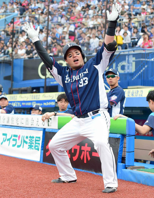 ロッテ対西武　7回表西武無死、山川は左越えにソロ本塁打を放ちどすこいポーズを決める（撮影・小沢裕）　