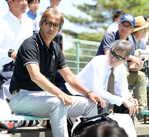 大船渡・佐々木の視察に訪れた日本ハム吉村浩GM（右）と白井スカウト（撮影・たえ見朱実）