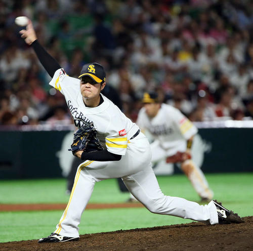 ソフトバンク対楽天　4番手で登板する甲斐野央（撮影・栗木一考）