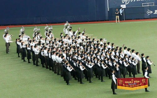 オリックス対日本ハム　試合前、演奏する大阪桐蔭高等学校吹奏楽部（撮影・上山淳一）