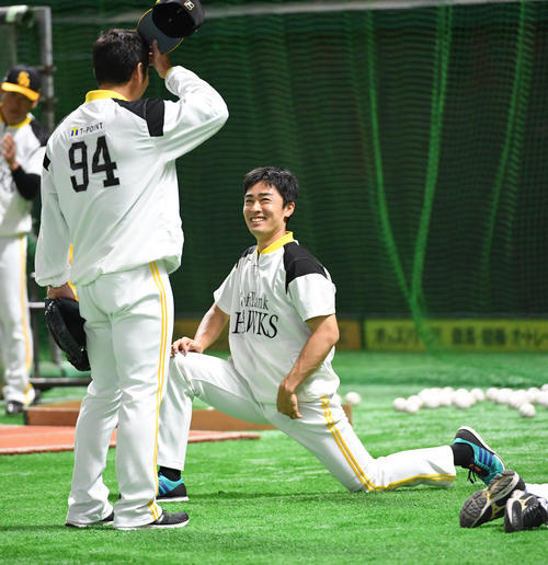 1軍に合流し倉野信次投手コーチと談笑する和田毅（撮影・今浪浩三）