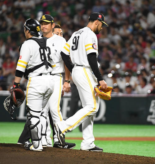 4回表途中で降板する先発のスアレス（右）（撮影・今浪浩三）