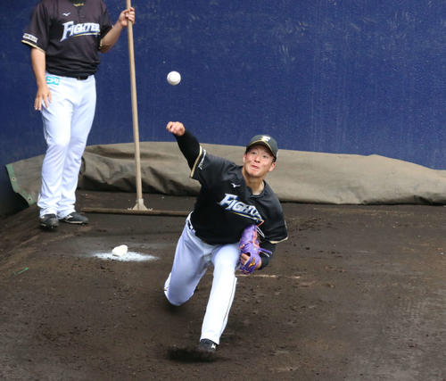 ブルペンで投球練習を行う日本ハム吉田輝（撮影・中島宙恵）