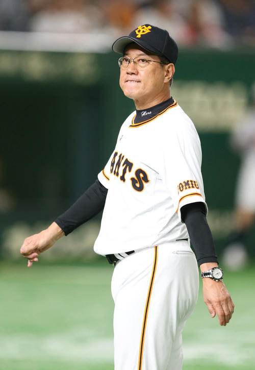 巨人対中日　9回表中日、交代を告げベンチに戻る巨人原監督（撮影・垰建太）