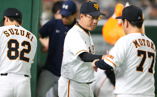 巨人対中日　中日に勝利した巨人原監督（右）はコーチ陣と握手を交わし整列に向かう（撮影・垰建太）