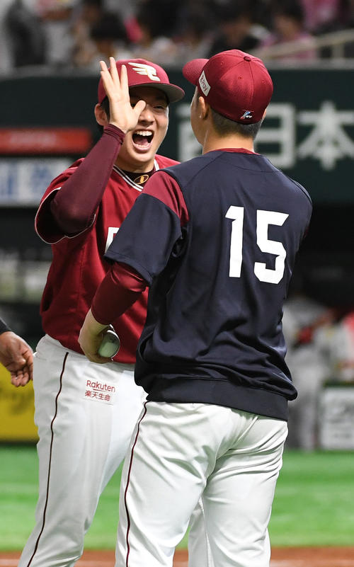 9回裏を抑え、先発の美馬学と笑顔でタッチする松井裕樹（撮影・今浪浩三）